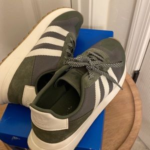 Adidas women’s 9 1/2 or men’s 7 1/2 (unisex )